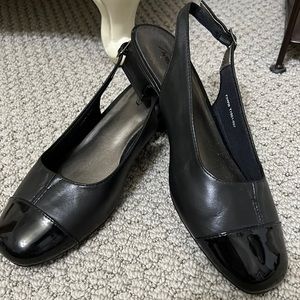 Trotters low heel. Black. 7.5WW
